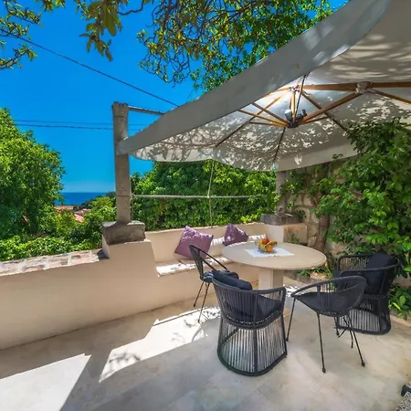 Flores Garden Villa *