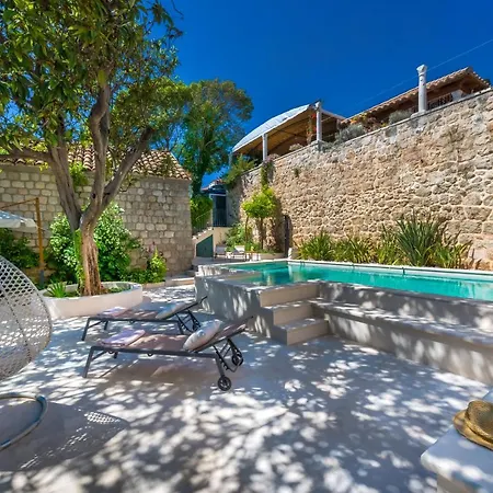 Flores Garden Villa *