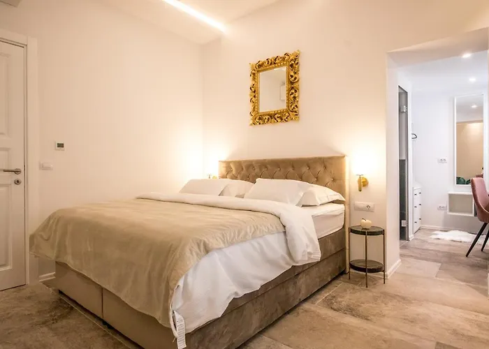 فيلة Flores Garden