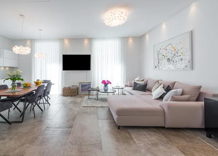 فيلة Flores Garden